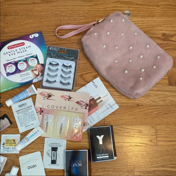 Makeup bag + samples - Picture 2 of 3